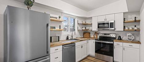 Een koelkast, een magnetron, een oven, een kookplaat