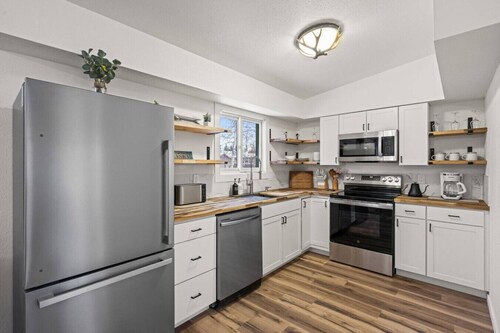 Arctic Glow River Modern 4BR Aurora with Sauna