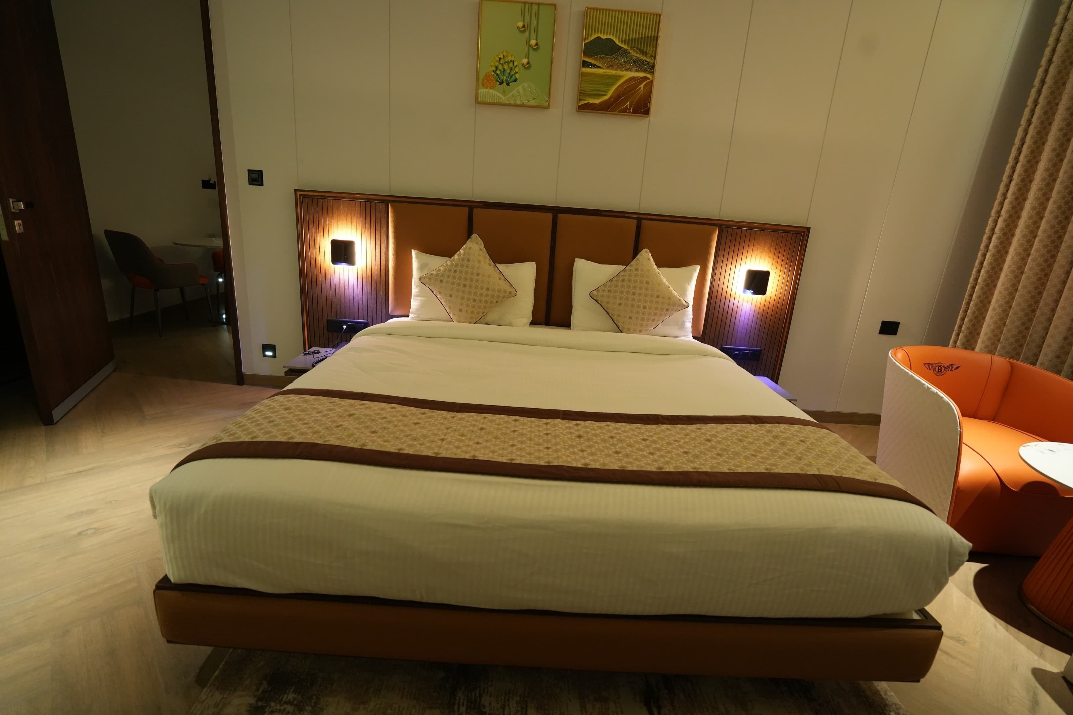 Deluxe dubbelrum - utsikt mot staden | Arbetsyta för laptop och gratis wi-fi