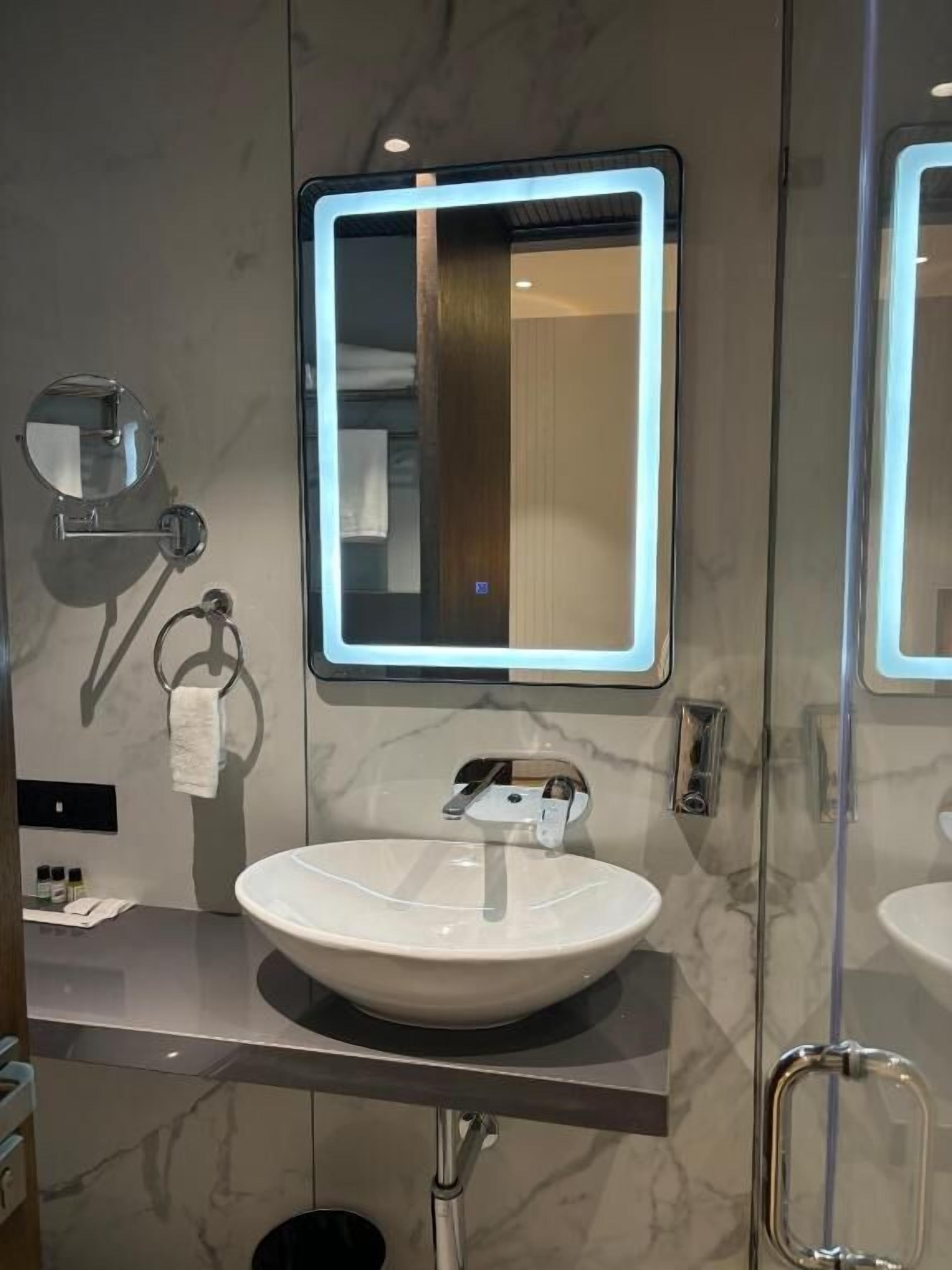 Dusche, Haartrockner, Hausschuhe, Handtücher