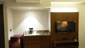 Suite superior, vista a la ciudad | Cocina privada | Frigobar, microondas, lavavajillas y utensilios de cocina
