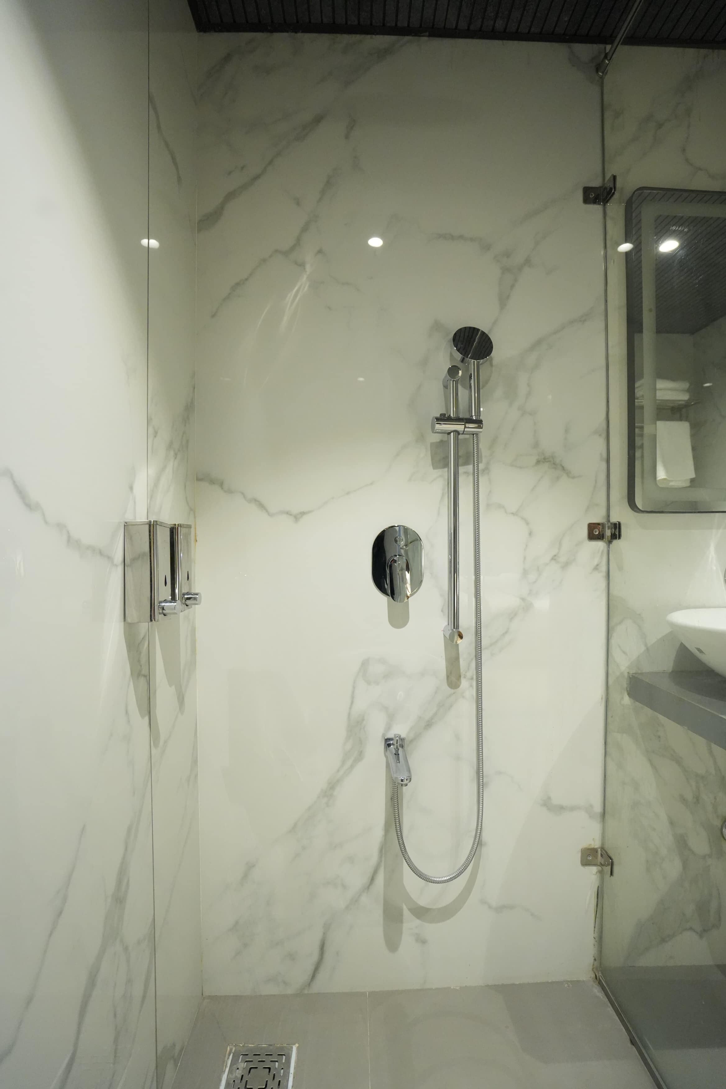 Luxury Double Room, City View | Bathroom | Shower, hair dryer, slippers, towels
