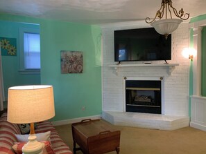 TV, fireplace