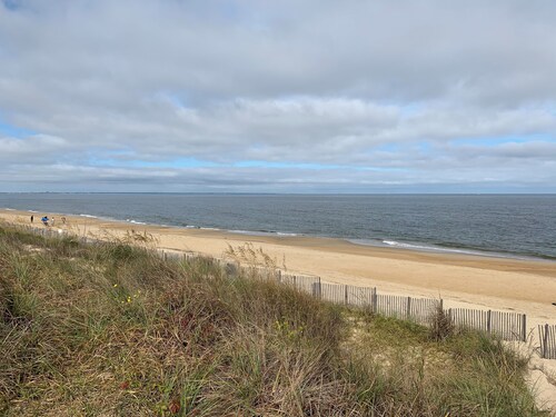 Manor and Mutts #2 - Beach Front, Pet Friendly, Wi-Fi, Parking, W/D, King Bed