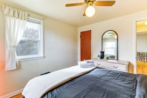 2 bedrooms, desk, iron/ironing board, Internet
