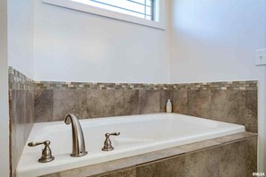 Hair dryer, towels, toilet paper - Feel at home at a 4-bedroom 2-bath house in Marion (Marion)