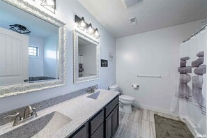 Hair dryer, towels, toilet paper - Feel at home at a 4-bedroom 2-bath house in Marion (Marion)