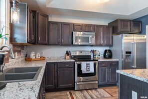 Private kitchen - Feel at home at a 4-bedroom 2-bath house in Marion (Marion)