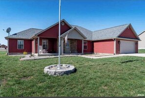Exterior - Feel at home at a 4-bedroom 2-bath house in Marion (Marion)