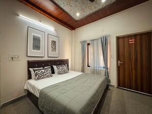 Habitación Confort | Ropa de cama hipoalergénica, escritorio, wifi gratis y ropa de cama