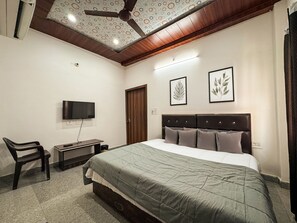 Comfort Room | Hypo-allergenic bedding, desk, free WiFi, bed sheets