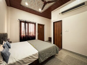 Hypo-allergenic bedding, desk, soundproofing, free WiFi - KSS Kamla Seva Sadan (Vrindavan)