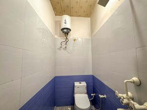 Habitación Confort | Baño | Regadera, toallas, jabón, shampoo