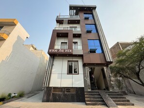 Vista frontal de la propiedad