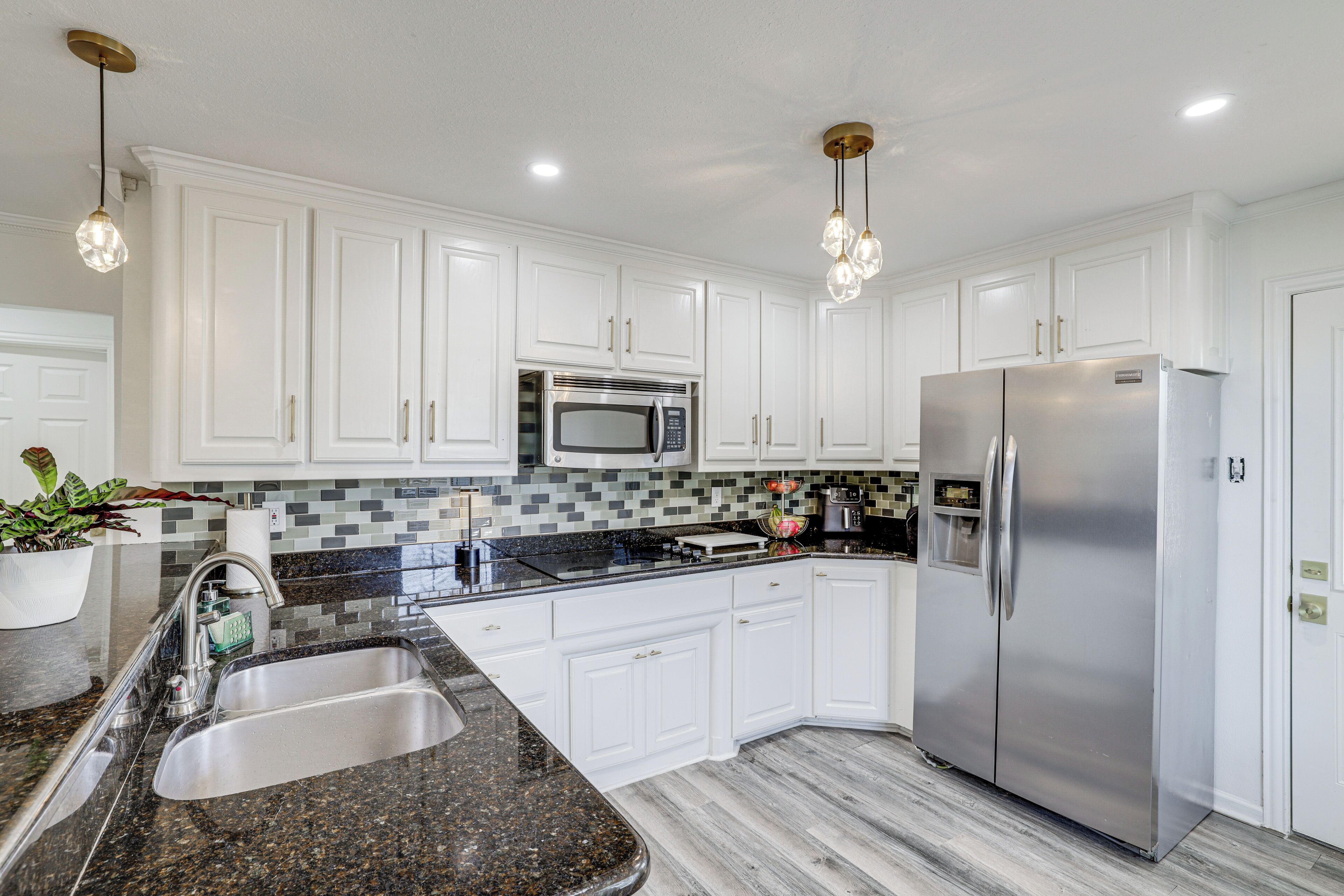 Réfrigérateur, micro-ondes, cafetière/bouilloire, grille-pain