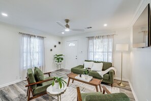 TV - Walk to Cultural District: Fort Worth Home w/ Yard (Fort Worth)