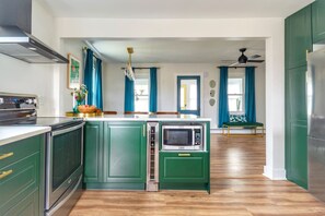 Geladeira, micro-ondas, fogão, cooktop