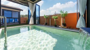 A swimming pool with a clear view of the sky, a wooden fence, and potted plants. - Taean Holy Dog Pool Villa (Taean)