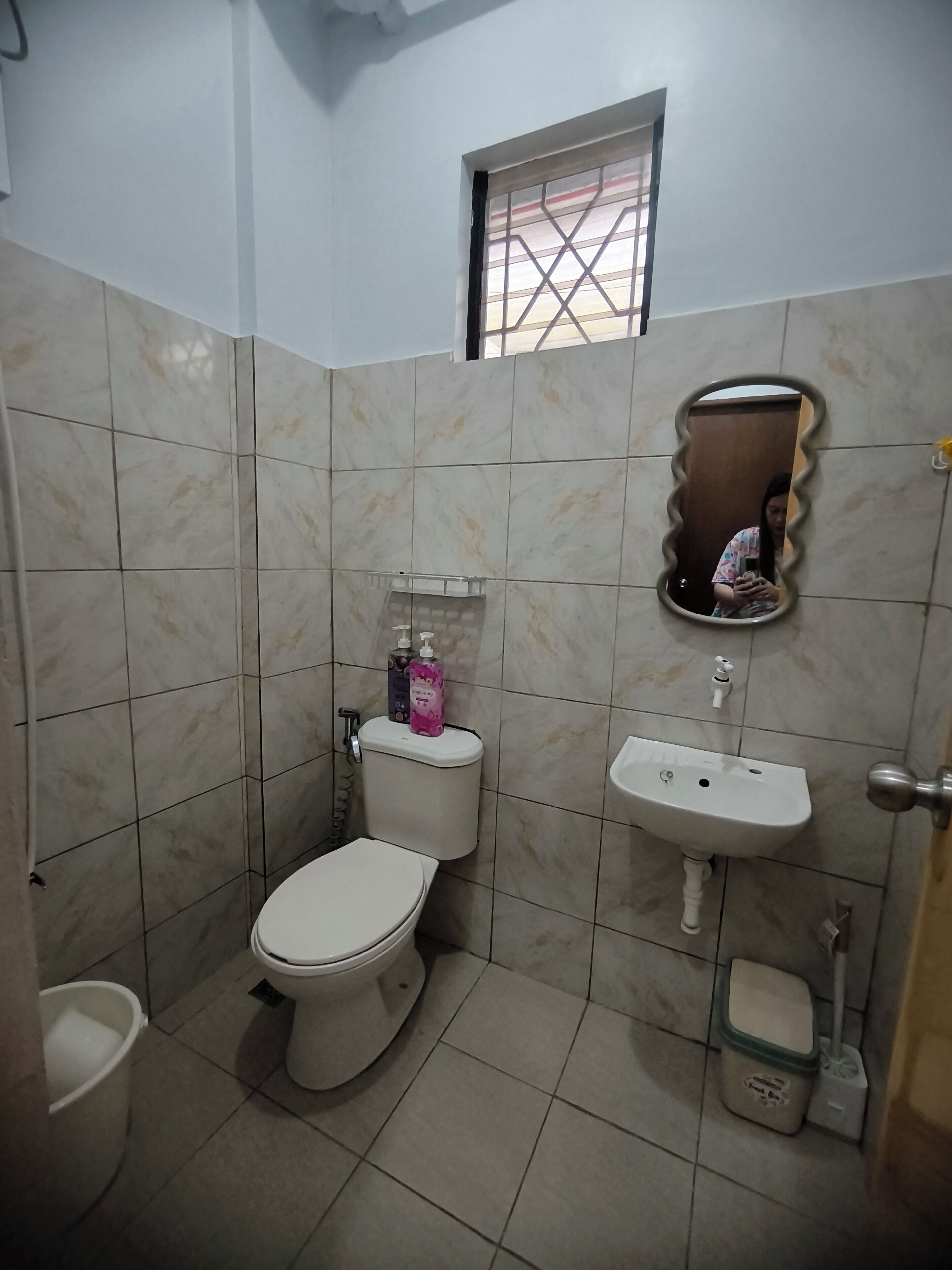 ビデ、タオル、石鹸、トイレットペーパー