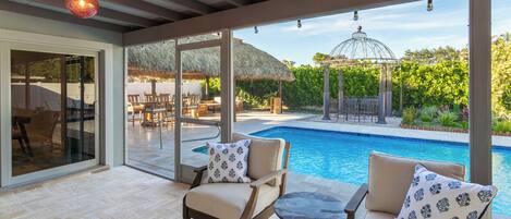 Utendørsbasseng og et oppvarmet basseng