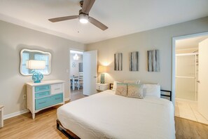 2 bedrooms, iron/ironing board, Internet, bed sheets - Walk to the Bay: Family-Friendly Oasis in Sarasota (Sarasota)