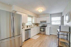 Fridge, microwave, stovetop, dishwasher - Walk to the Bay: Family-Friendly Oasis in Sarasota (Sarasota)
