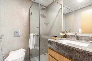 Douche, sèche-cheveux, serviettes fournies