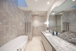 Douche, sèche-cheveux, serviettes fournies