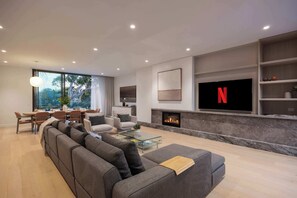 Televisie, een open haard en een kantoor