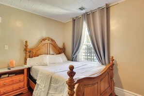 2 bedrooms, iron/ironing board, Internet, bed sheets - Free Parking Spot! Extended Stay Near Newark & NYC (Irvington)