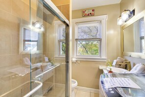 Free toiletries, hair dryer, towels - Free Parking Spot! Extended Stay Near Newark & NYC (Irvington)