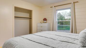 2 habitaciones, escritorio y tabla de planchar con plancha