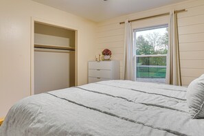 2 habitaciones, escritorio y tabla de planchar con plancha 