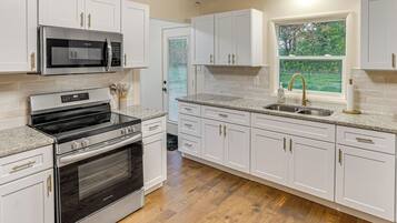 KylskÄp, mikrovÄgsugn, spishÀll och kaffe- och tebryggare