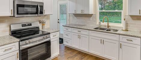 Een koelkast, een microgolfoven, een kookplaat