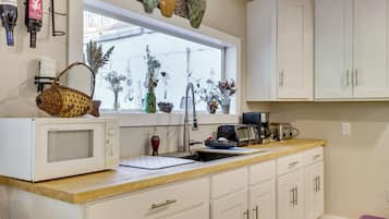 Réfrigérateur, micro-ondes, plaque de cuisson, cafetière/bouilloire