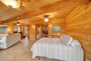 4 bedrooms, desk, iron/ironing board, internet - Lake Eufaula Cabin w/ Dock at Nine Marina (Eufaula)