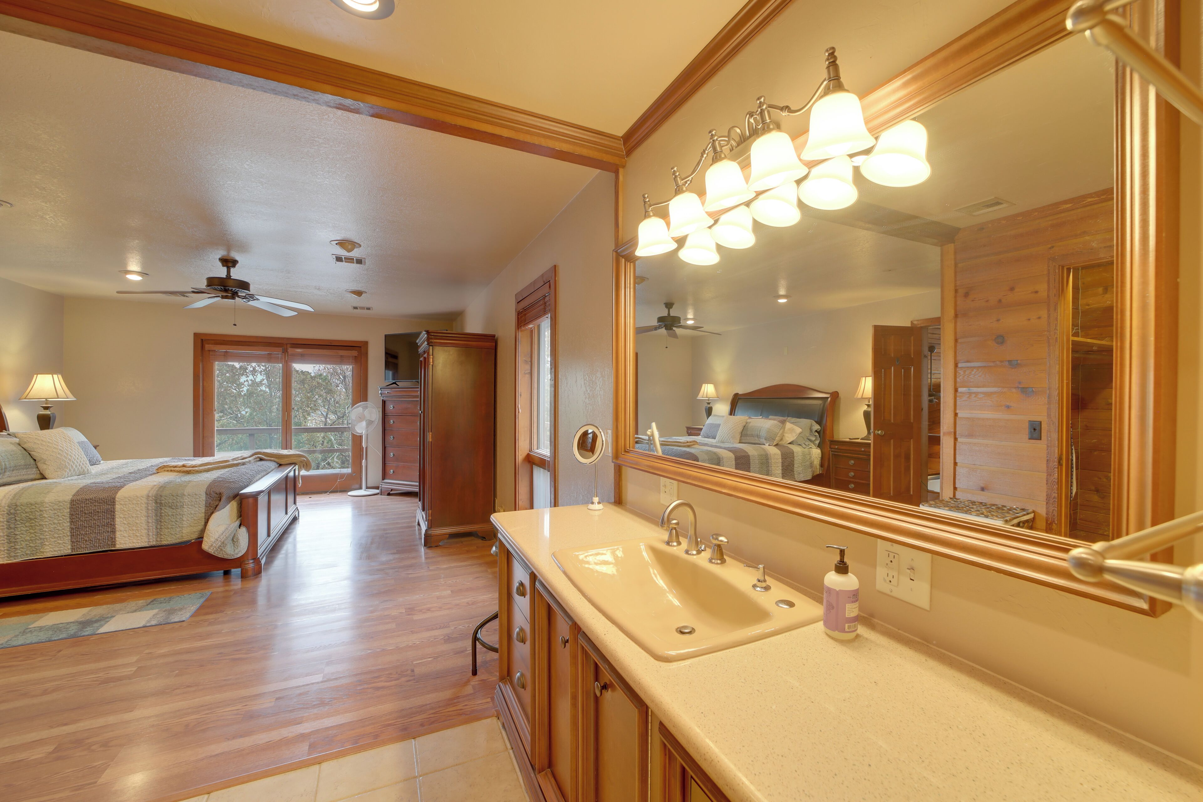 4 makuuhuonetta, työpöytä, silitysrauta/-lauta, internet