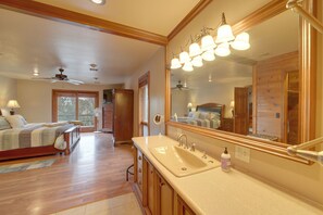 4 bedrooms, desk, iron/ironing board, Internet - Lake Eufaula Cabin w/ Dock at Nine Marina (Eufaula)