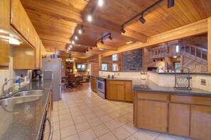 Fridge, microwave, stovetop, dishwasher - Lake Eufaula Cabin w/ Dock at Nine Marina (Eufaula)