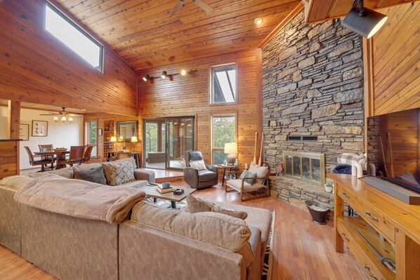 TV, fireplace, books - Lake Eufaula Cabin w/ Dock at Nine Marina (Eufaula)