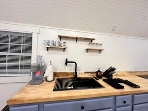 Frigorifero, microonde, piano cottura, pentole/stoviglie/utensili