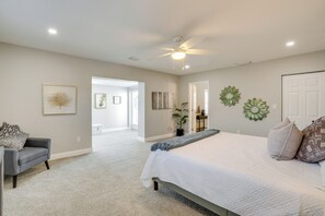 4 bedrooms, iron/ironing board, Internet, bed sheets - 4 Mi to Siesta Key: Family Getaway w/ Balcony (Sarasota)