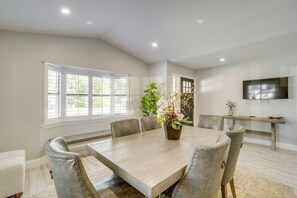 Dining - 4 Mi to Siesta Key: Family Getaway w/ Balcony (Sarasota)