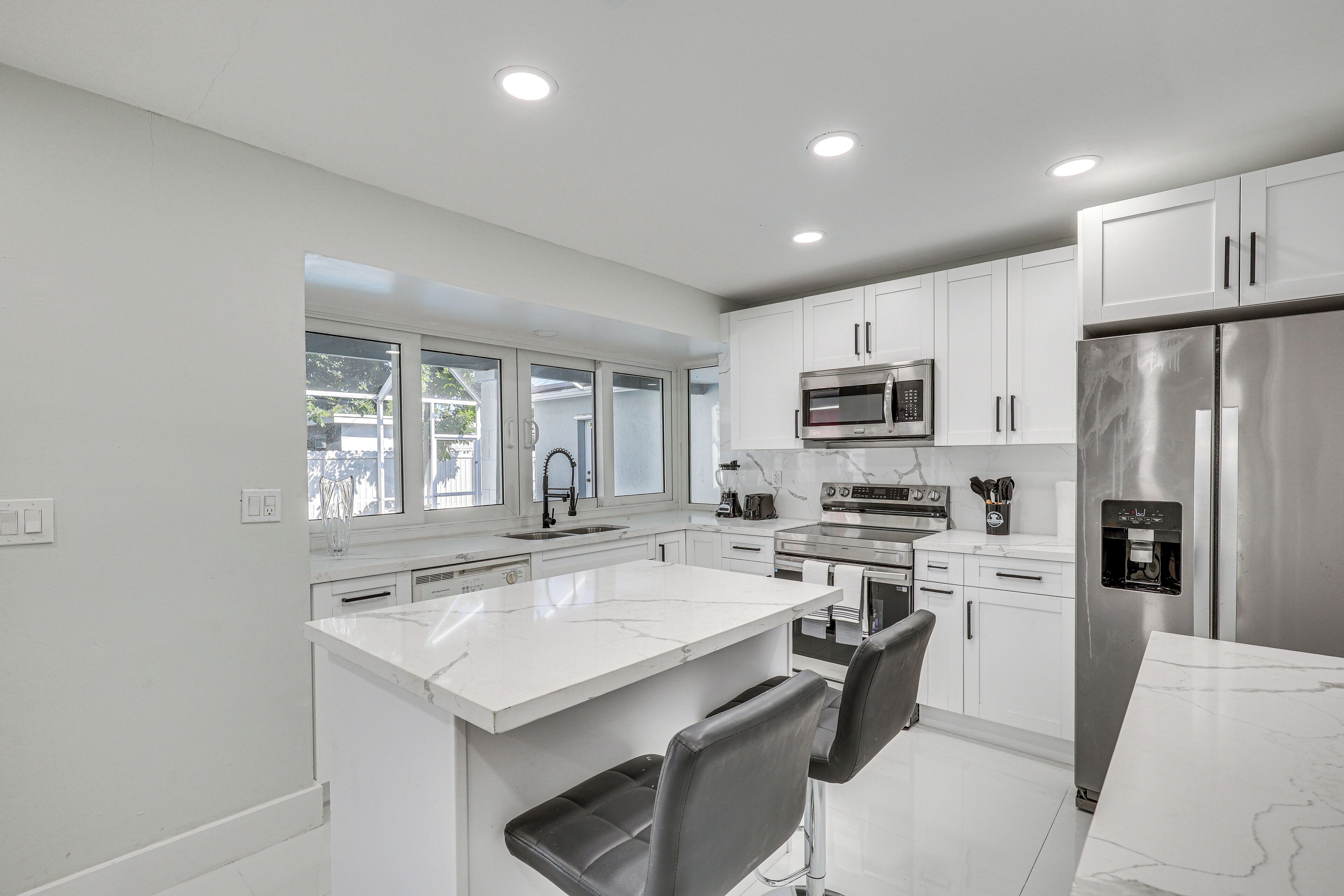 Fridge, microwave, stovetop, dishwasher