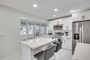 Fridge, microwave, stovetop, dishwasher