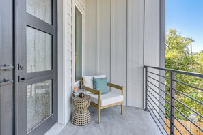 Terrace/patio - Sleek, Mod, Luxe: Soccer Fan Home Base in Houston (Houston)