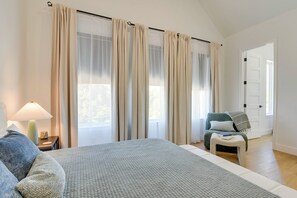 3 bedrooms, iron/ironing board, Internet, bed sheets - Sleek, Mod, Luxe: Soccer Fan Home Base in Houston (Houston)