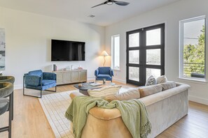 TV - Sleek, Mod, Luxe: Soccer Fan Home Base in Houston (Houston)