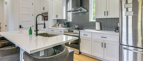 Fridge, stovetop, dishwasher, coffee/tea maker